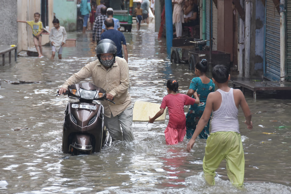 ये स्मार्ट सिटी नाले चौक होने से सहारनपुर के दाउद सराय में बरसात के दौरान भरा पानी से होकर जाते बा? ये स्मार्ट सिटी नाले चौक होने से सहारनपुर के दाउद सराय में बरसात के दौरान भरा पानी से होकर जाते बा?