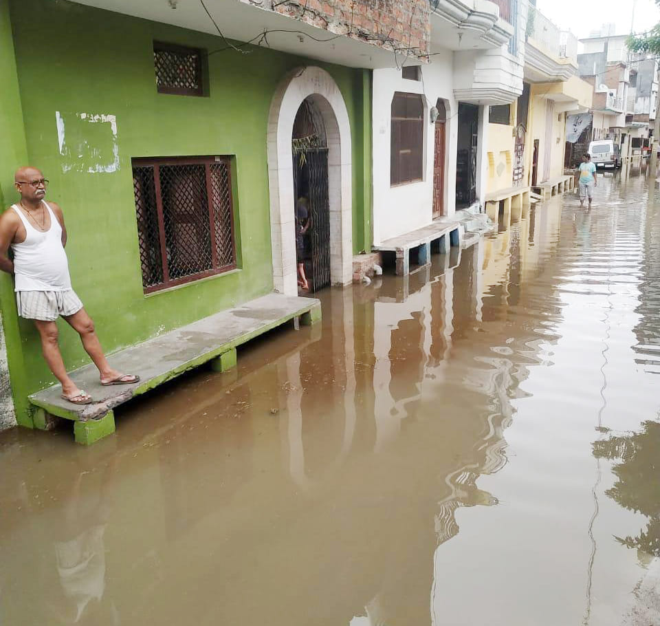 पानी से लबालब हुई तालाबपुरा मोहल्ले की गली पानी से लबालब हुई तालाबपुरा मोहल्ले की गली