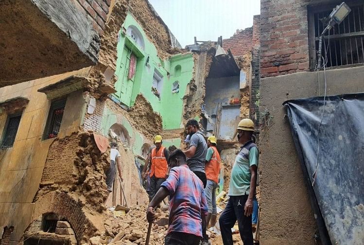 बारिश के चलते मंटोला में ढहा पुराना मकान, बचाव कार्य में जुटा प्रशासन मकान ढहने के बाद राहत और बचाव कार्य करते लोग