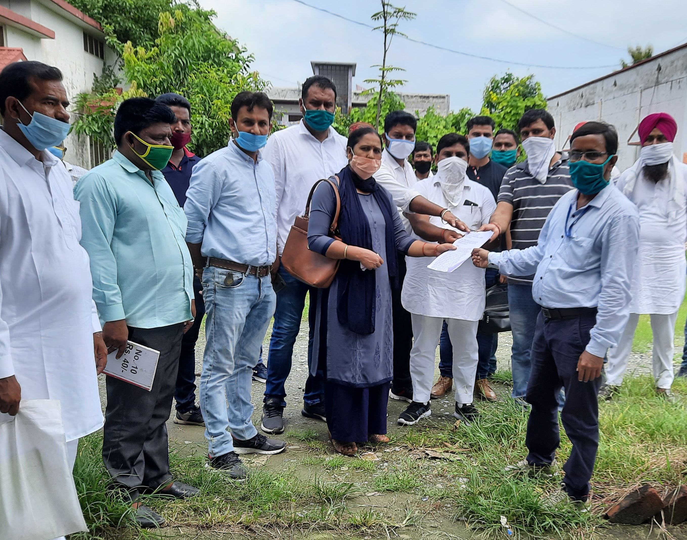 बाजपुर बीडीओ एमसी जोशी को ज्ञापन देते ग्राम प्रधान बाजपुर बीडीओ एमसी जोशी को ज्ञापन देते ग्राम प्रधान