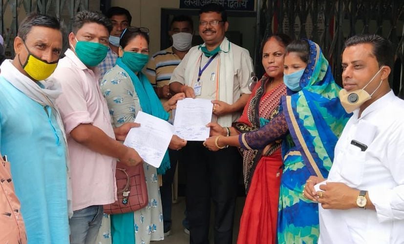 रुद्रपुर में बीडीओ को ज्ञापन सौंपते ग्राम प्रधान। रुद्रपुर में बीडीओ को ज्ञापन सौंपते ग्राम प्रधान।