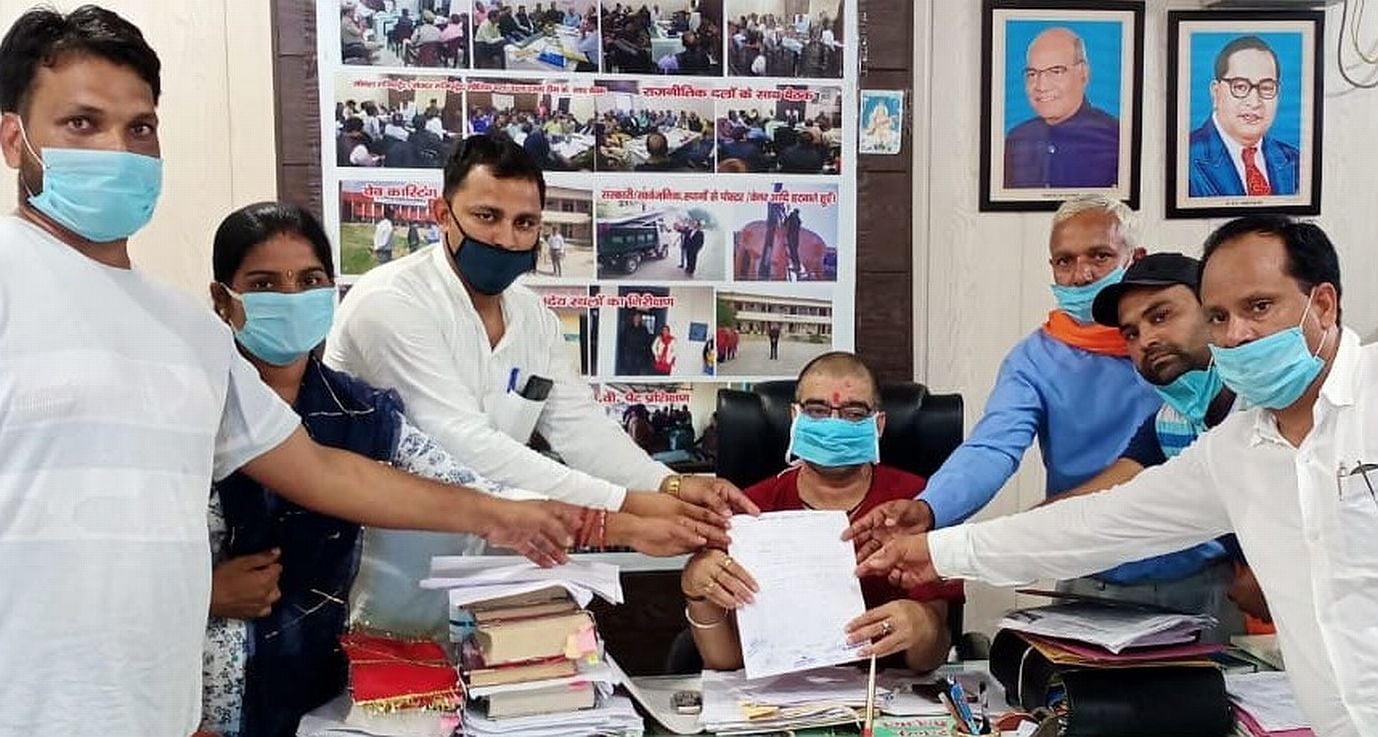 जसपुर में एसडीएम को ज्ञापन देते ग्राम प्रधान। जसपुर में एसडीएम को ज्ञापन देते ग्राम प्रधान।