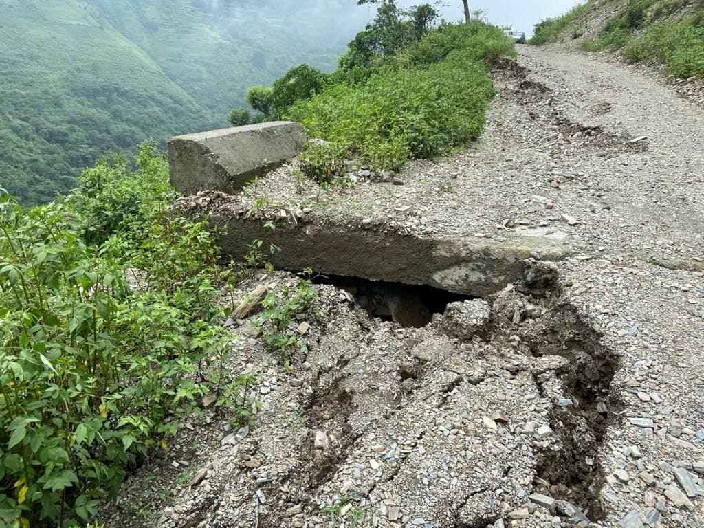 भूस्खलन से धंसा बडनू-बिजोऊ मोटर मार्ग। भूस्खलन से धंसा बडनू-बिजोऊ मोटर मार्ग।