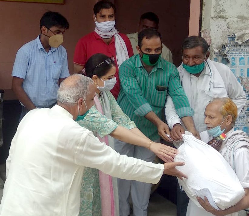 शामली  में जन सेवा समिति द्वारा जरूरतमंद वृद्व को राशन सामग्री देती डीएम जसजीत कौर व पूर्व विधायक