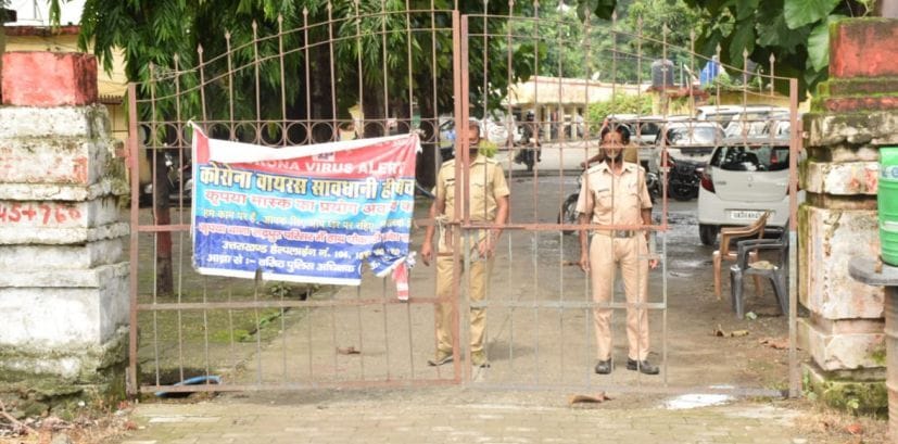 रुद्रपुर में पुलिसकर्मियों के संक्रमित मिलने के बाद सील किया कोतवाली गेट।