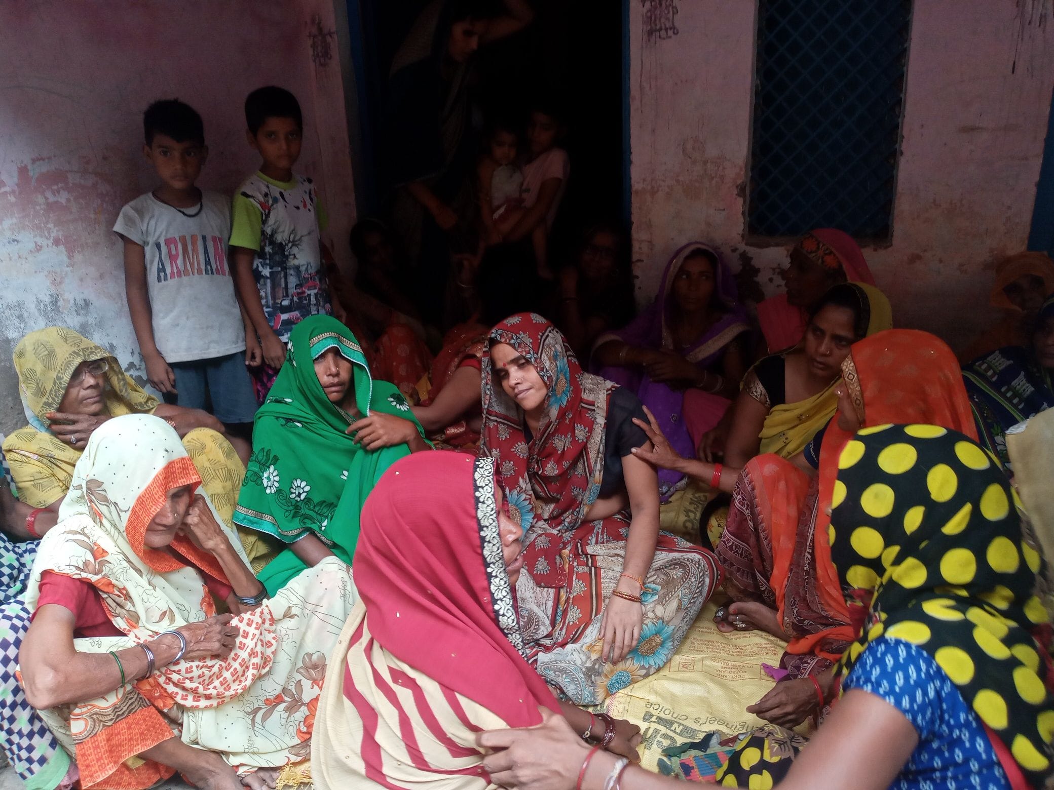 फोटो संख्या 15 घर में रोते-बिलखते परिवारीजन