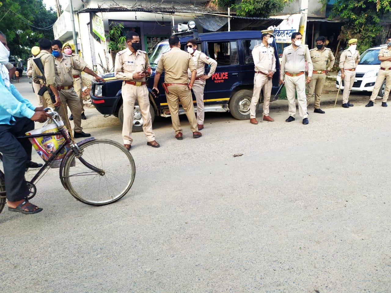 फोटो संख्या 16, 16आर सुरक्षा व्यवस्था के लिए कस्बा में तैनात पुलिस फोर्स और गश्त करती पुलिस