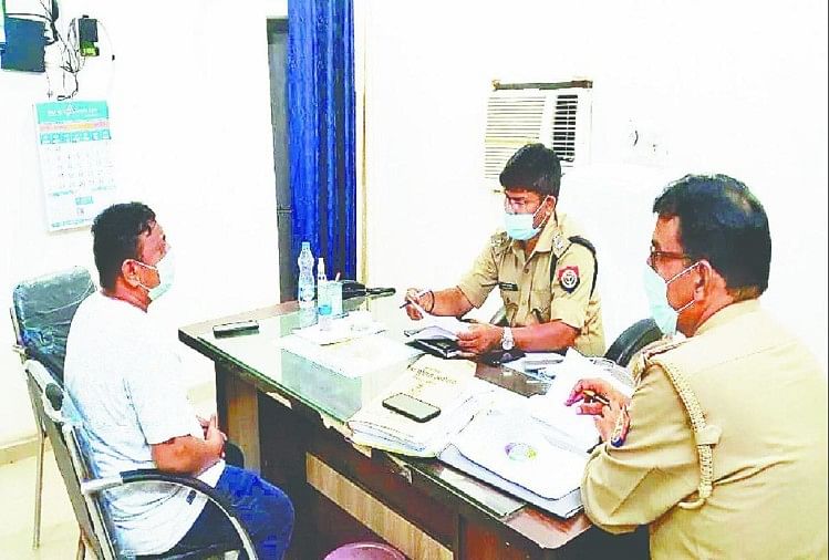 डॉ विष्णुकांत से पूछताछ करती पुलिस