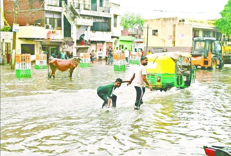 सड़क पर जलभराव