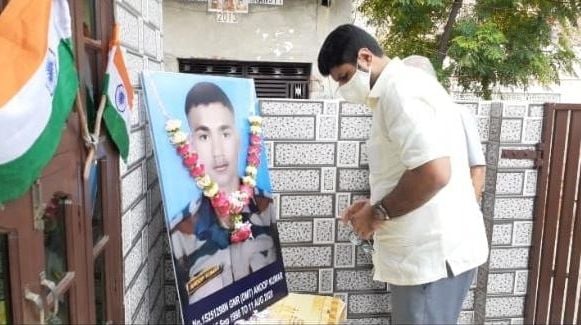  शहीद अनूप कुमार की तस्वीर पर पुष्प अर्पित कर नमन करते उपमुख्यमंत्री दुष्यंत चौटाला।