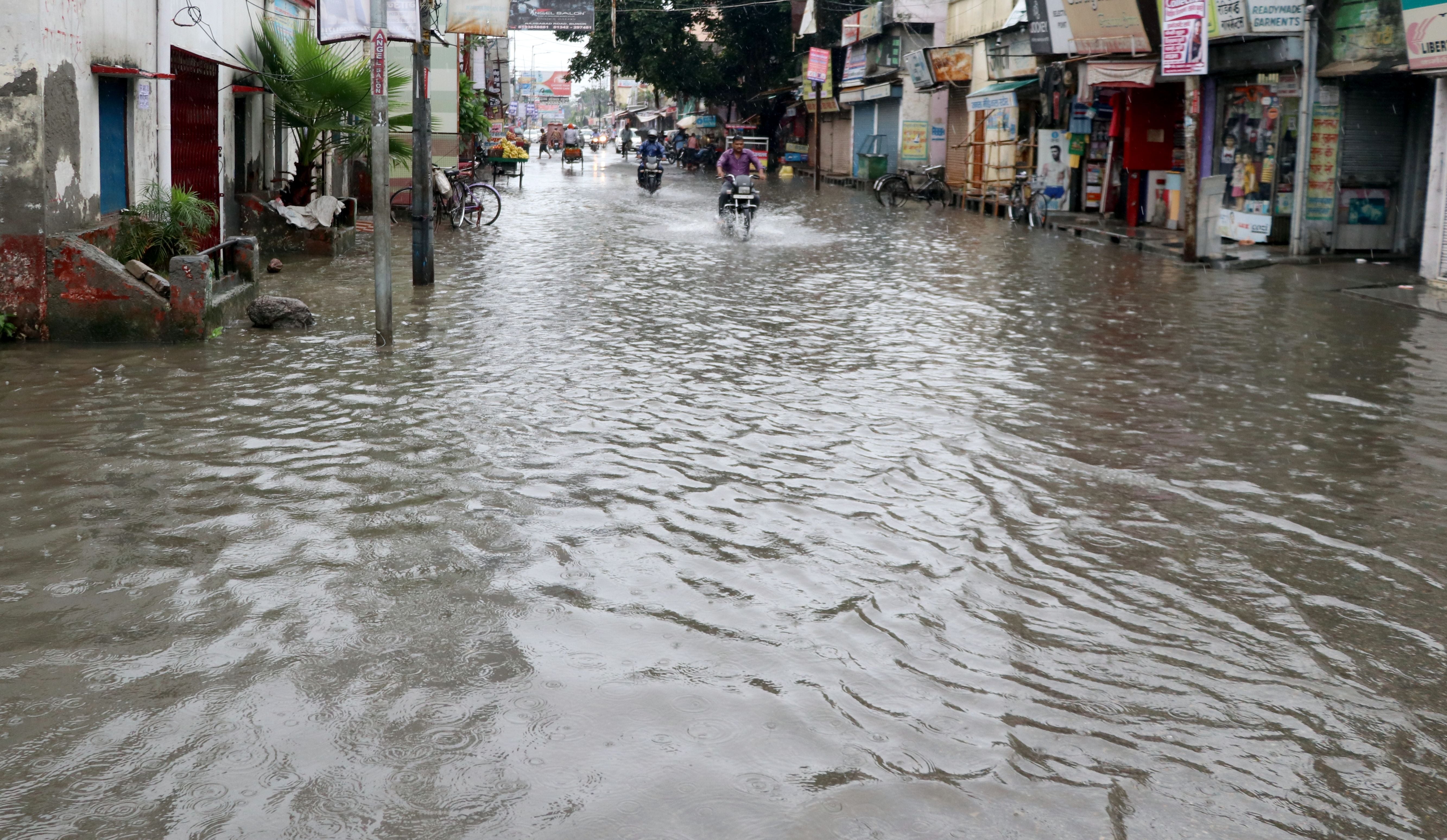 बिजनौर में मुख्य डाकघर चौराहे पर हुआ जलभराव। बिजनौर में मुख्य डाकघर चौराहे पर हुआ जलभराव।
