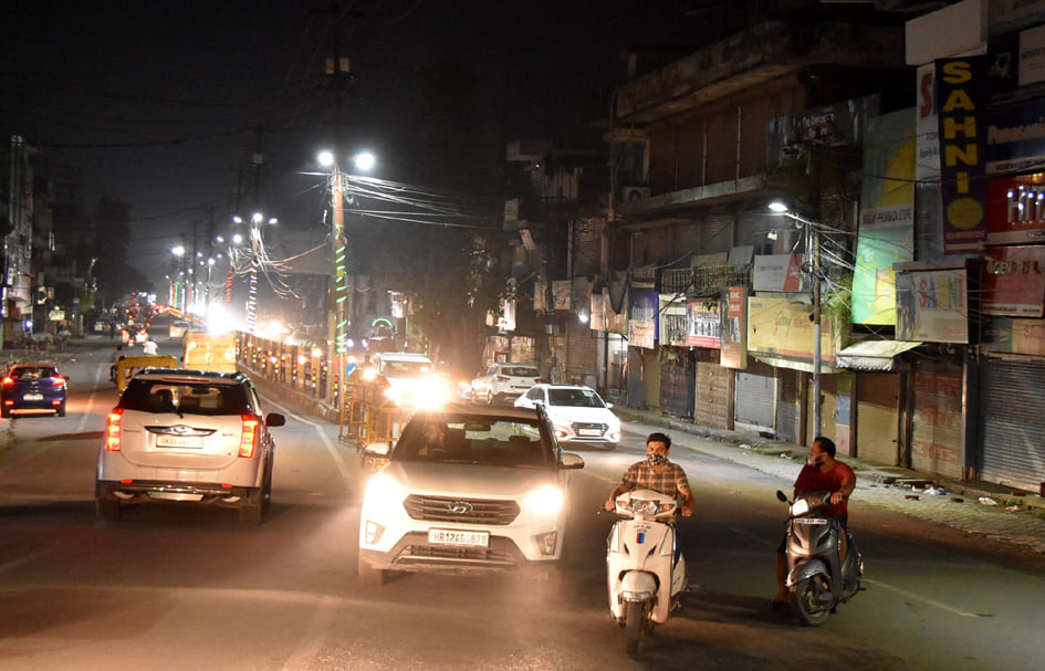 सहारनपुर में बाजार बंद होने के बाद खुले फुड पाइंट में फास्ट फुड खाते लोग और दुसरी और बंद पड़ा कोर्?