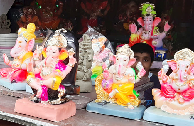 नवाबगंज चौक पर दुकान पर रखी भगवान श्री गणेश की मूर्तियां नवाबगंज चौक पर दुकान पर रखी भगवान श्री गणेश की मूर्तियां
