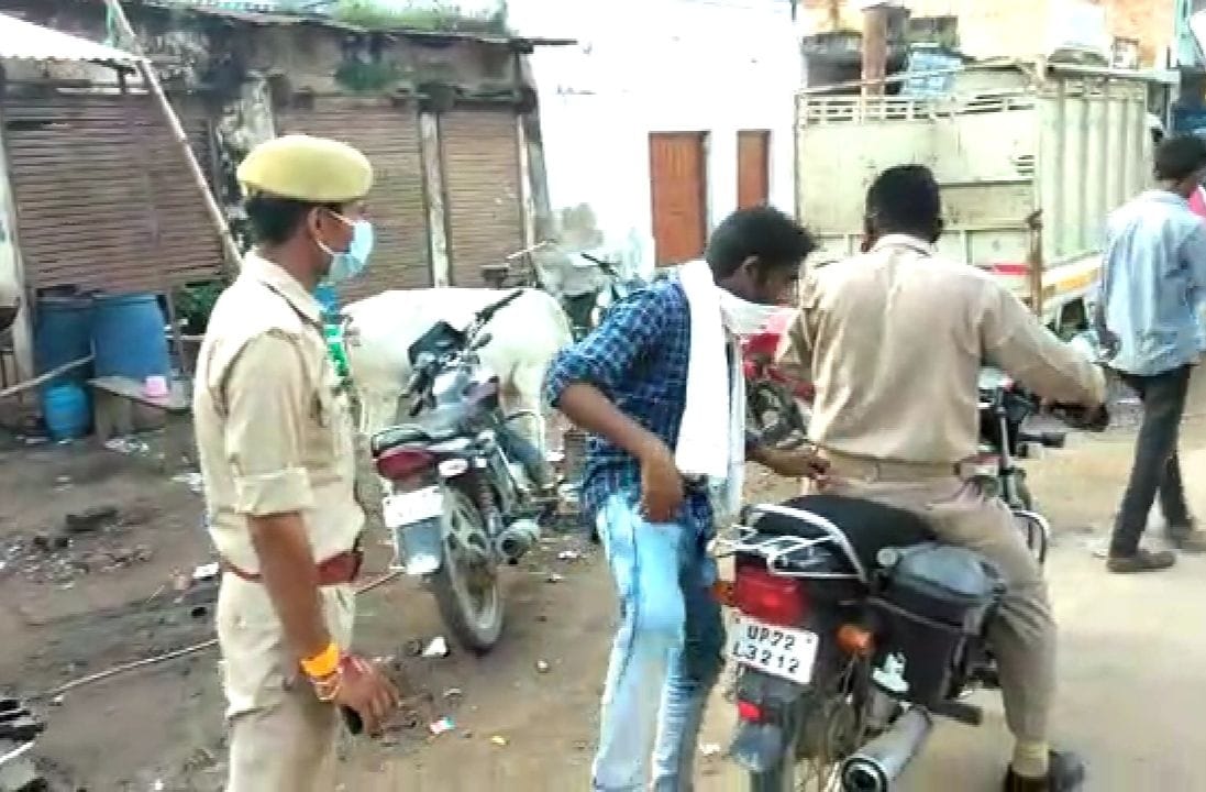 बाबागंज में कैदी को नाश्ता करा रहे सिपाही कैमरा देख कैदी को बाइक पर बैठाकर जाते हुए। बाबागंज में कैदी को नाश्ता करा रहे सिपाही कैमरा देख कैदी को बाइक पर बैठाकर जाते हुए।