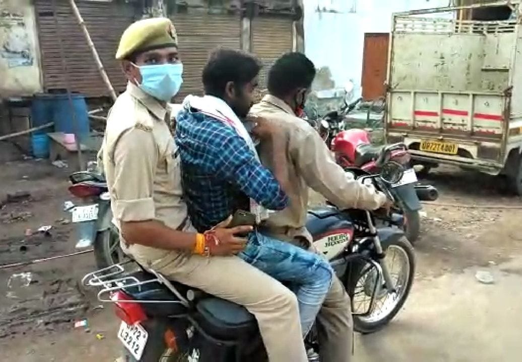 बाबागंज में कैदी को नाश्ता करा रहे सिपाही कैमरा देख बाइक पर ट्रिपलिंग कर जाते हुए। बाबागंज में कैदी को नाश्ता करा रहे सिपाही कैमरा देख बाइक पर ट्रिपलिंग कर जाते हुए।