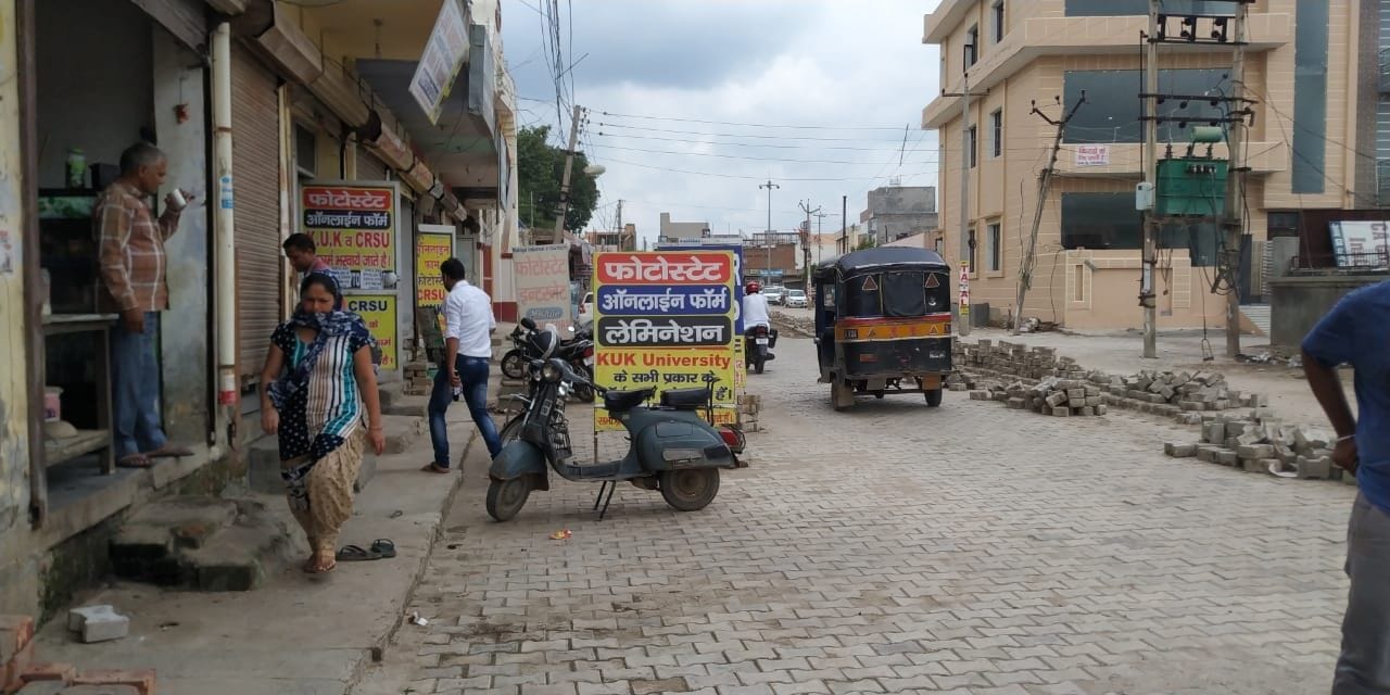 बाल भवन रोड पर हिंदू कॉलेज की दुकानों के पास सड़क किनारे लगे खंभे और सड़क पर रखे गए बोर्ड। बाल भवन रोड पर हिंदू कॉलेज की दुकानों के पास सड़क किनारे लगे खंभे और सड़क पर रखे गए बोर्ड।
