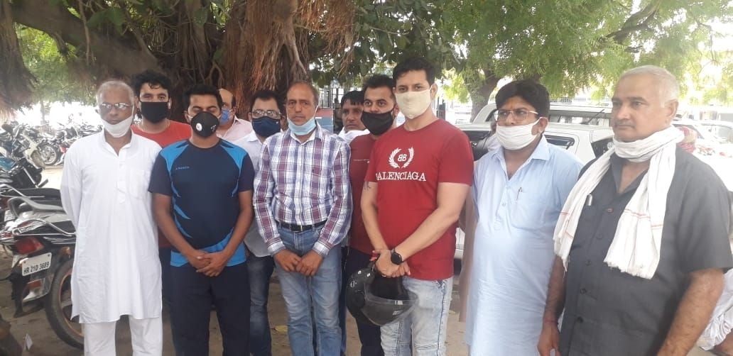  डीएसपी पुष्पा खत्री से एसआईटी गठित करने की मांग को लेकर मिलने पहुंचे मैढ सुनार सभा के सदस्य।