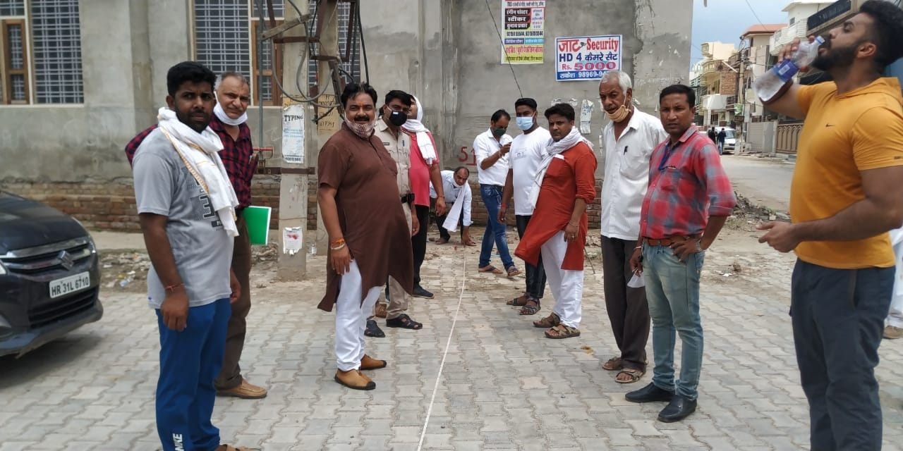 सड़क की पैमाइश करवाते विधायक डॉ. कृष्ण मिड्ढा। सड़क की पैमाइश करवाते विधायक डॉ. कृष्ण मिड्ढा।