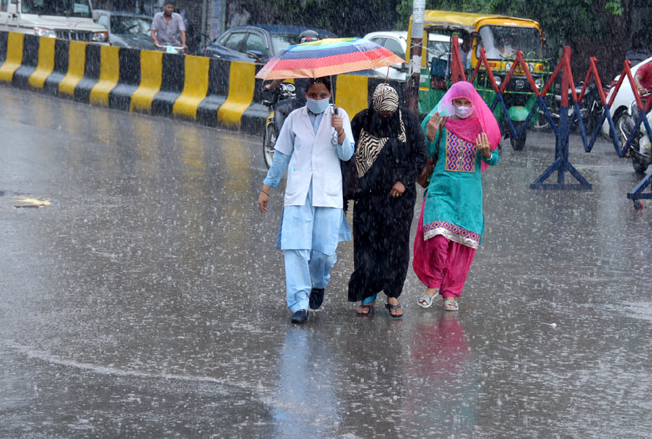 सहारनपुर में हुई बरसात में कलेक्ट्रेट तिराहे की और छाता लेकर जाती महिलाएं सहारनपुर में हुई बरसात में कलेक्ट्रेट तिराहे की और छाता लेकर जाती महिलाएं