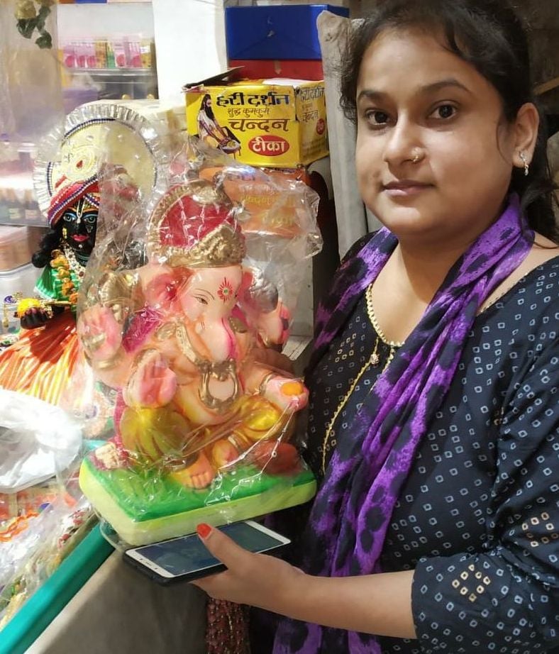 नई मंडी में गणपति बप्पा की मूर्ति खरीदती श्रद्घालु। नई मंडी में गणपति बप्पा की मूर्ति खरीदती श्रद्घालु।