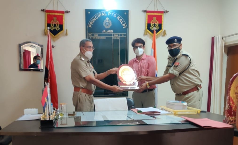 पीटीसी मगरोल में डॉ विवेक तिवारी को सम्मानित करते एसपी पीटीसी आरएन भारद्वाज