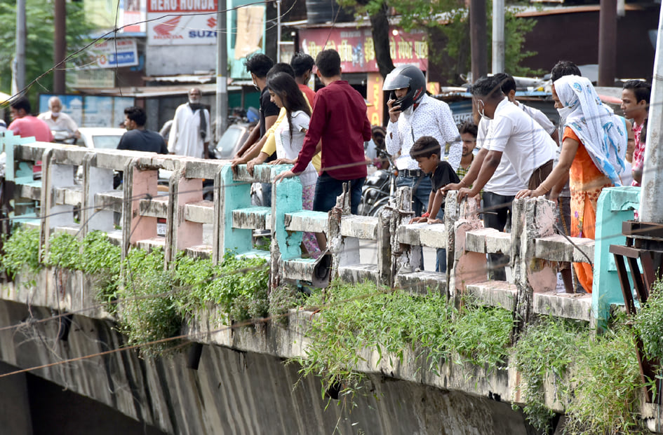 सहारनपुर के लिंक रोड़ स्थित ढमोला नदी में मगरमच्छ की देखे जाने की सूचना पर देखने को लेकर लगी भीड़ सहारनपुर के लिंक रोड़ स्थित ढमोला नदी में मगरमच्छ की देखे जाने की सूचना पर देखने को लेकर लगी भीड़