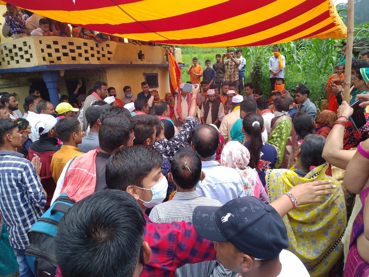 कोठी गांव में नंदा की डोली व लोकजात यात्रा का स्वागत करते लोग। कोठी गांव में नंदा की डोली व लोकजात यात्रा का स्वागत करते लोग।