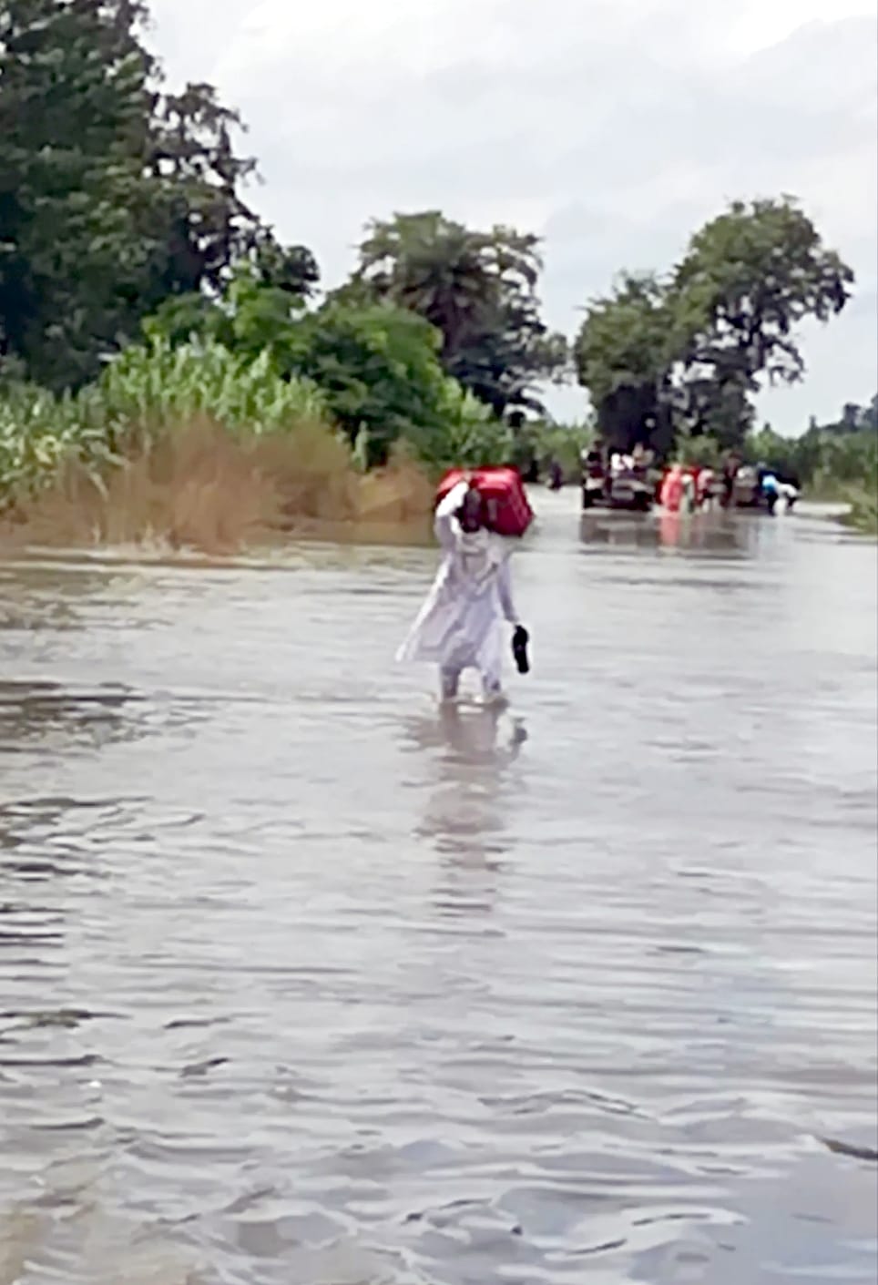 जलीलपुर क्षेत्र में जलस्तर बढ़ने से दत्तियाना मार्ग पर आये गंगा नदी के पानी से गुजरते लोग। जलीलपुर क्षेत्र में जलस्तर बढ़ने से दत्तियाना मार्ग पर आये गंगा नदी के पानी से गुजरते लोग।