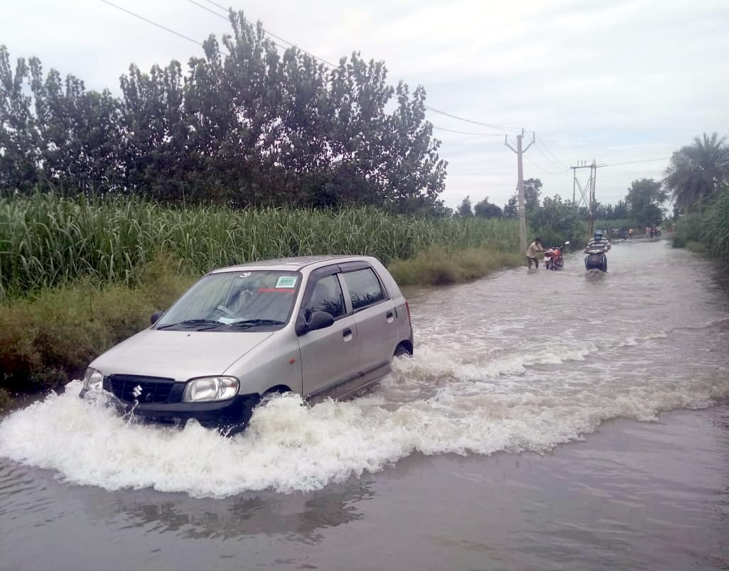 जलीलपुर क्षेत्र में जलस्तर बढ़ने से सलेम मार्ग पर आये गंगा नदी के पानी से गुजरते वाहन। जलीलपुर क्षेत्र में जलस्तर बढ़ने से सलेम मार्ग पर आये गंगा नदी के पानी से गुजरते वाहन।
