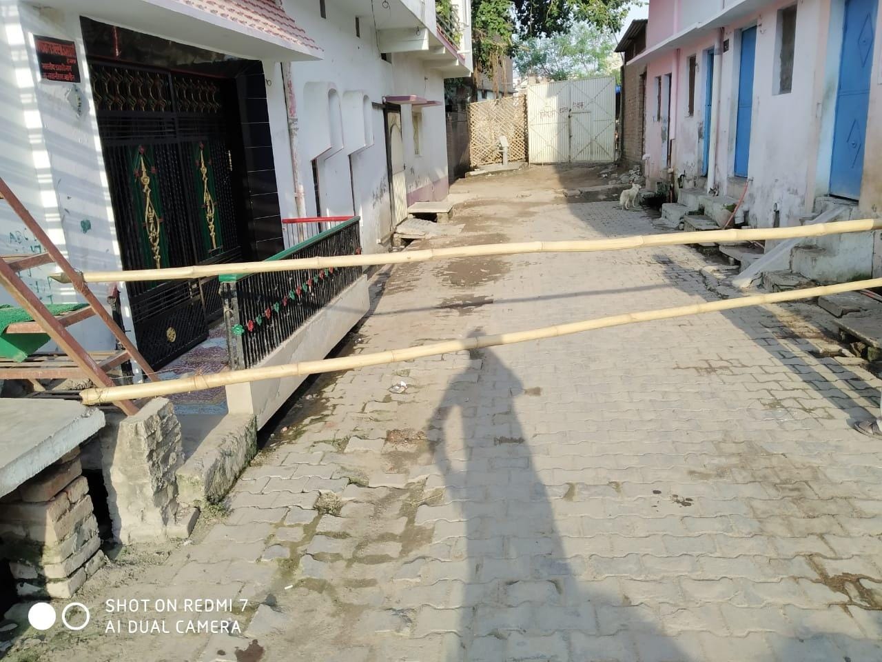 कोरोना संक्रमित मोहल्ले की गली को सील किया गया । कोरोना संक्रमित मोहल्ले की गली को सील किया गया ।
