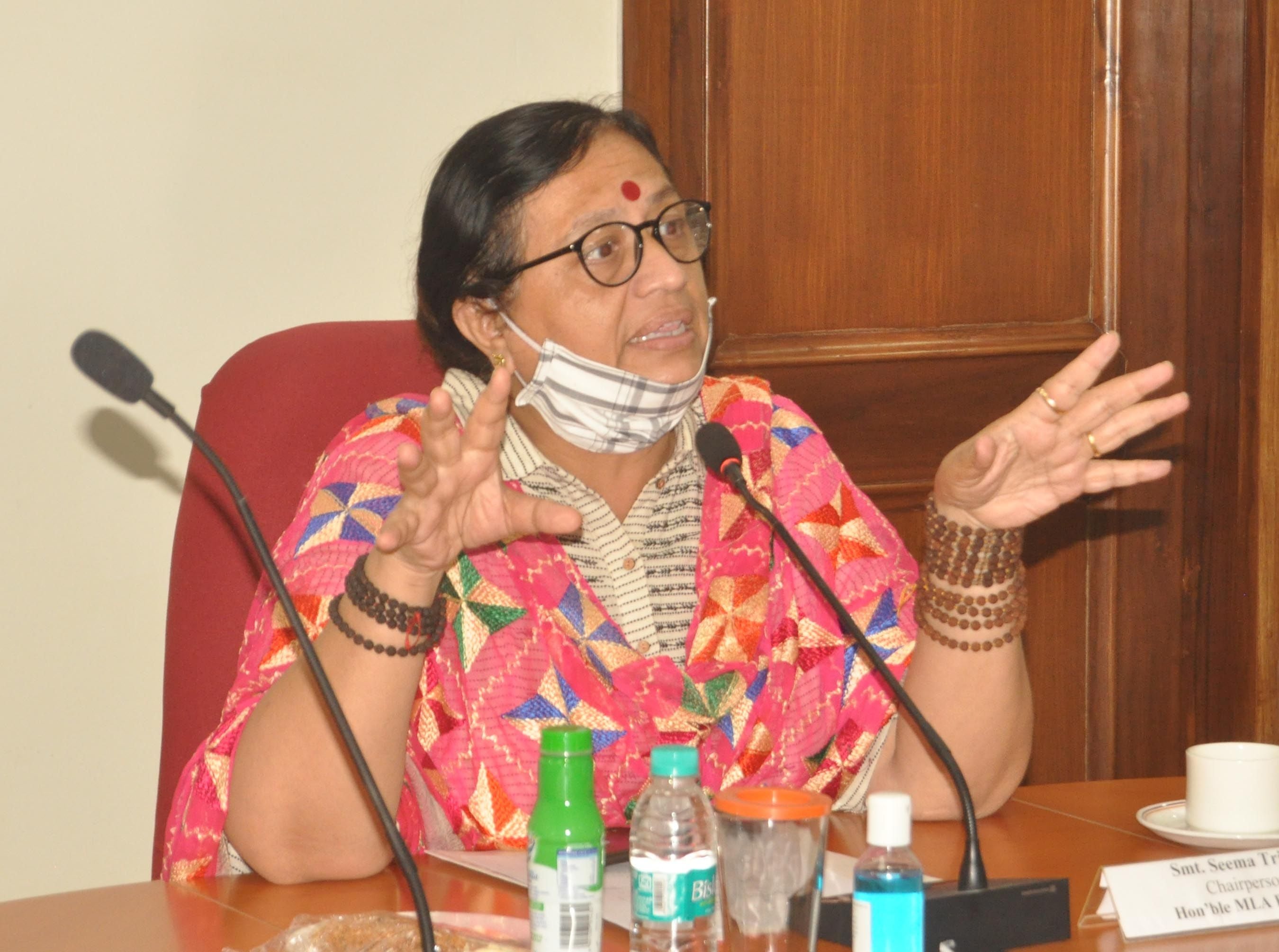 सर्किट हाउस में कोरोना को लेकर अधिकारियों को संबोधित करती विधानसभा कमेटी के चेयरपर्सन सीमा त्रि