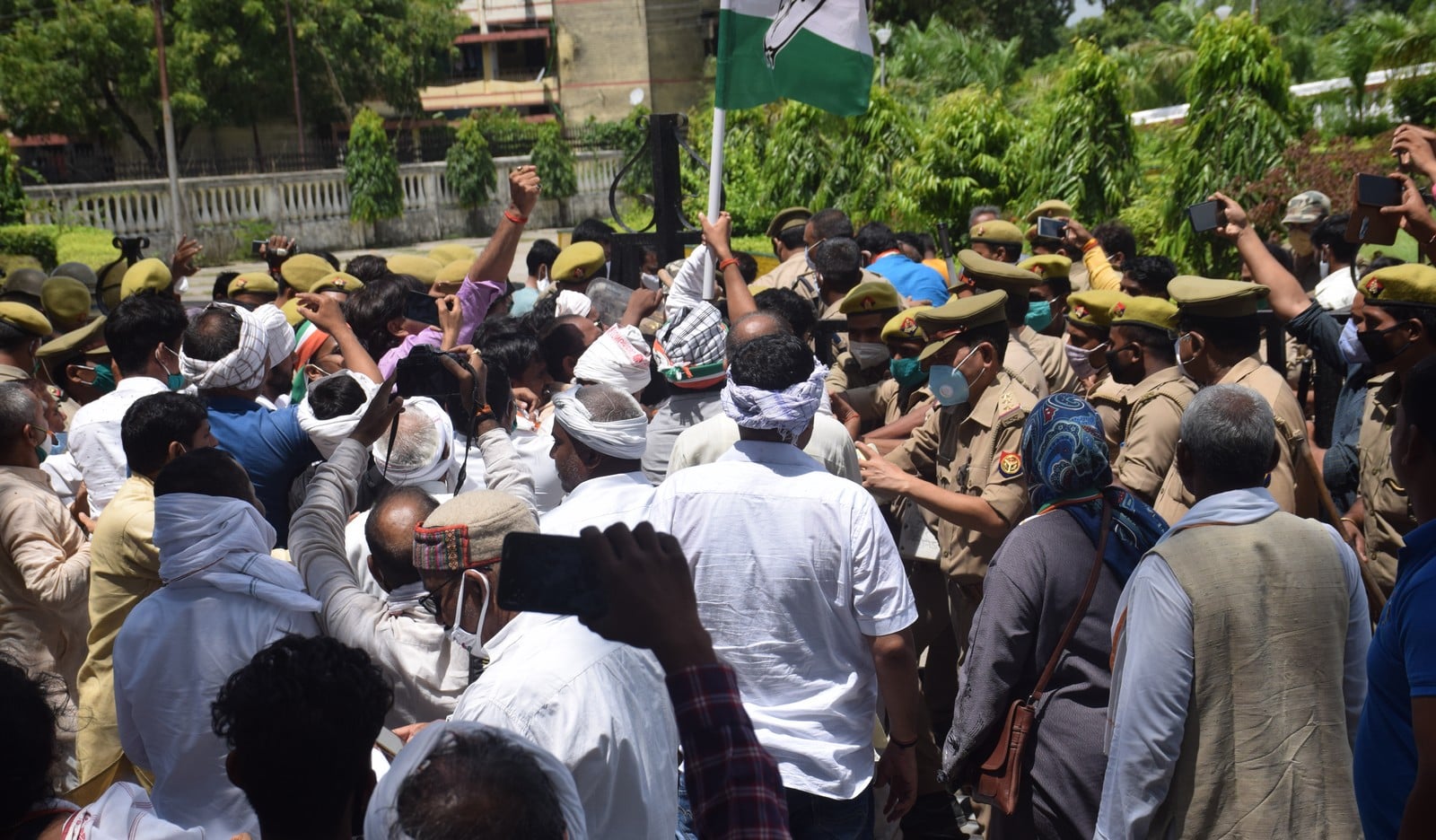 सर्किट हाउस पर ध्रदर्शन के दौरान पुलिस और कांग्रेस कार्यकर्ताओं के बीच धक्का मुक्की। सर्किट हाउस पर ध्रदर्शन के दौरान पुलिस और कांग्रेस कार्यकर्ताओं के बीच धक्का मुक्की।