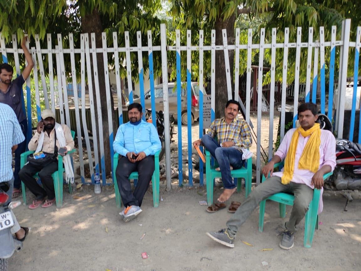 उरई मालगोदाम के बाहर बैठे व्यापारी।