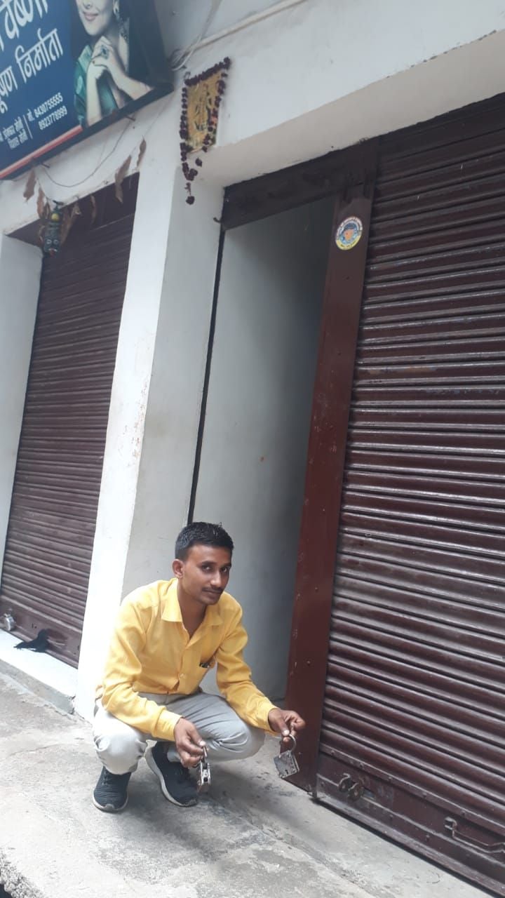फोटो संख्या 18 टूटे ताले दिखाते सतेंद्र कुमार फोटो संख्या 18 टूटे ताले दिखाते सतेंद्र कुमार