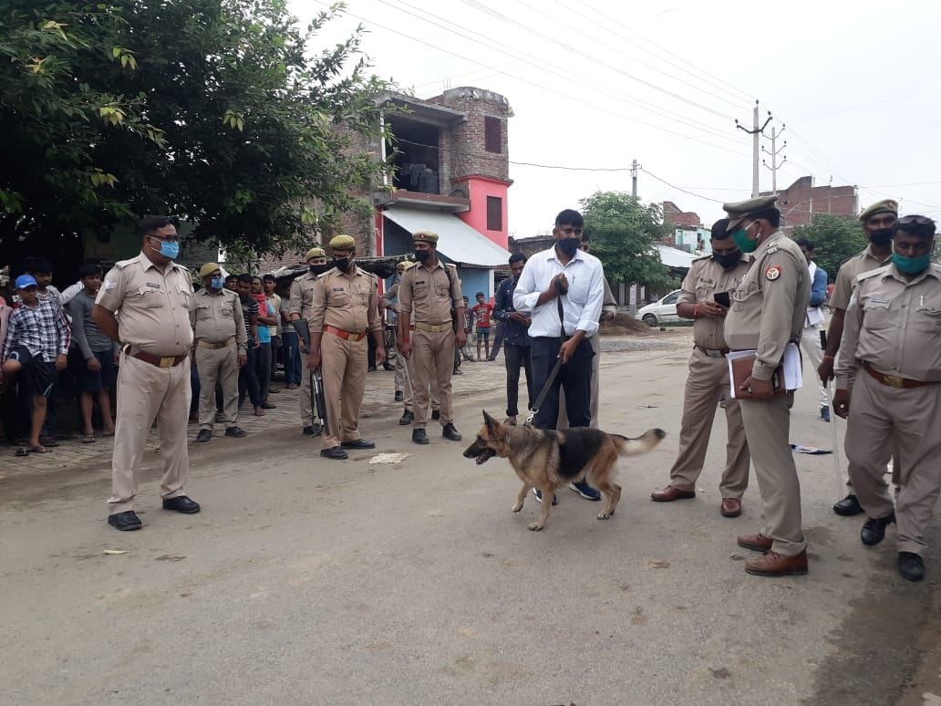 सराफा की दुकान से 55 लाख की चोरी  इटावा के चकरनगर में चोरी की घटना की छानबीन करती पुलिस व डॉग स्क्वॉड