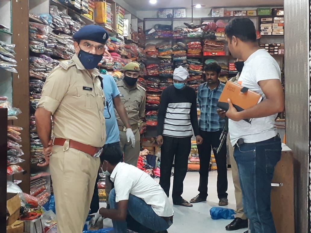 सराफा की दुकान से 55 लाख की चोरी  इटावा के चकरनगर में जांच करती फोरेंसिक टीम व पूछताछ करते एएसपी ग्र?