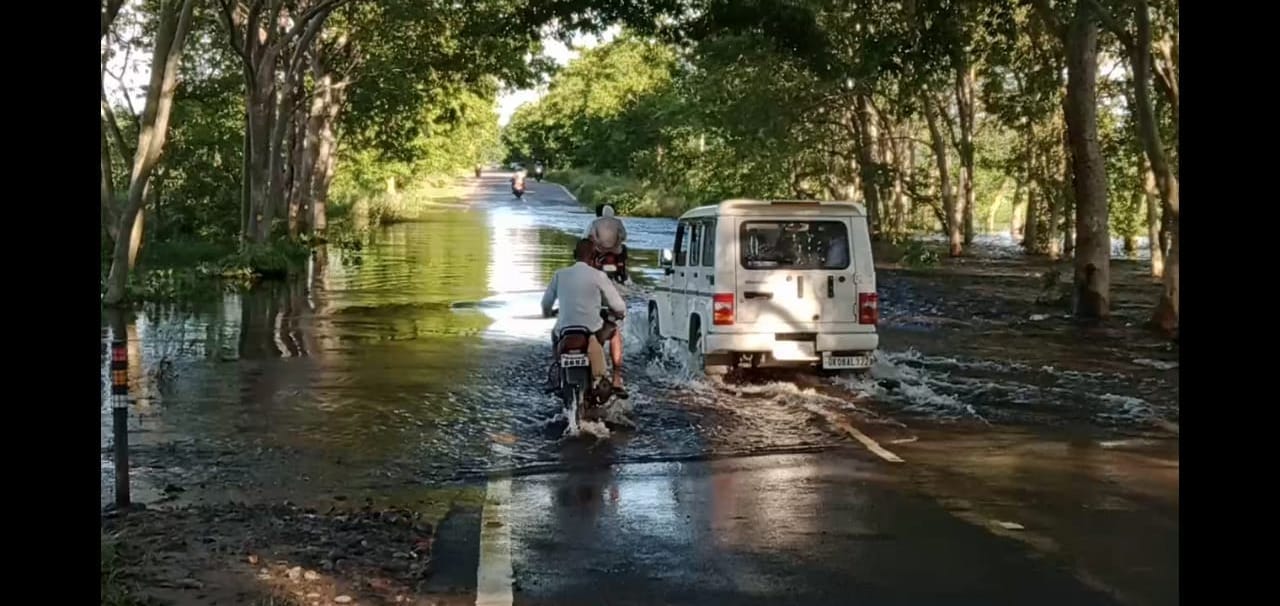 पुरकाजी के शेरपुर खादर में रपटे पर आए पानी से गुजरते मुसाफिर। पुरकाजी के शेरपुर खादर में रपटे पर आए पानी से गुजरते मुसाफिर।