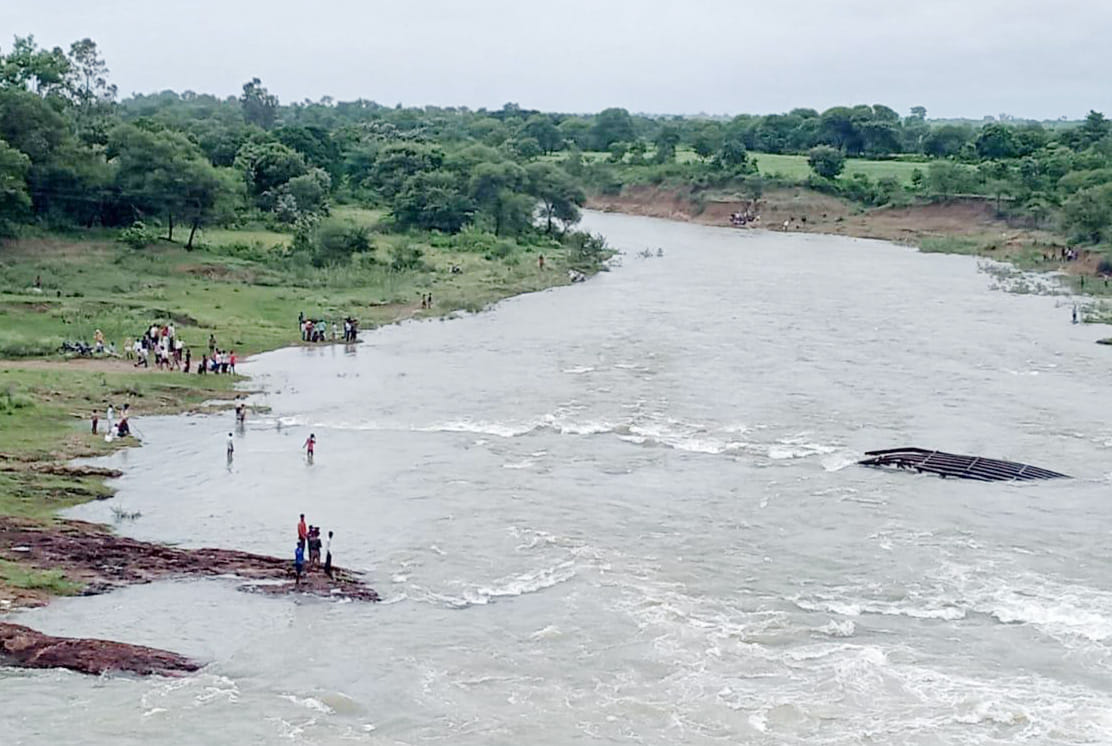 जामनी बांध के गेटों से पानी निकलने का नजारा देखते लोग जामनी बांध के गेटों से पानी निकलने का नजारा देखते लोग