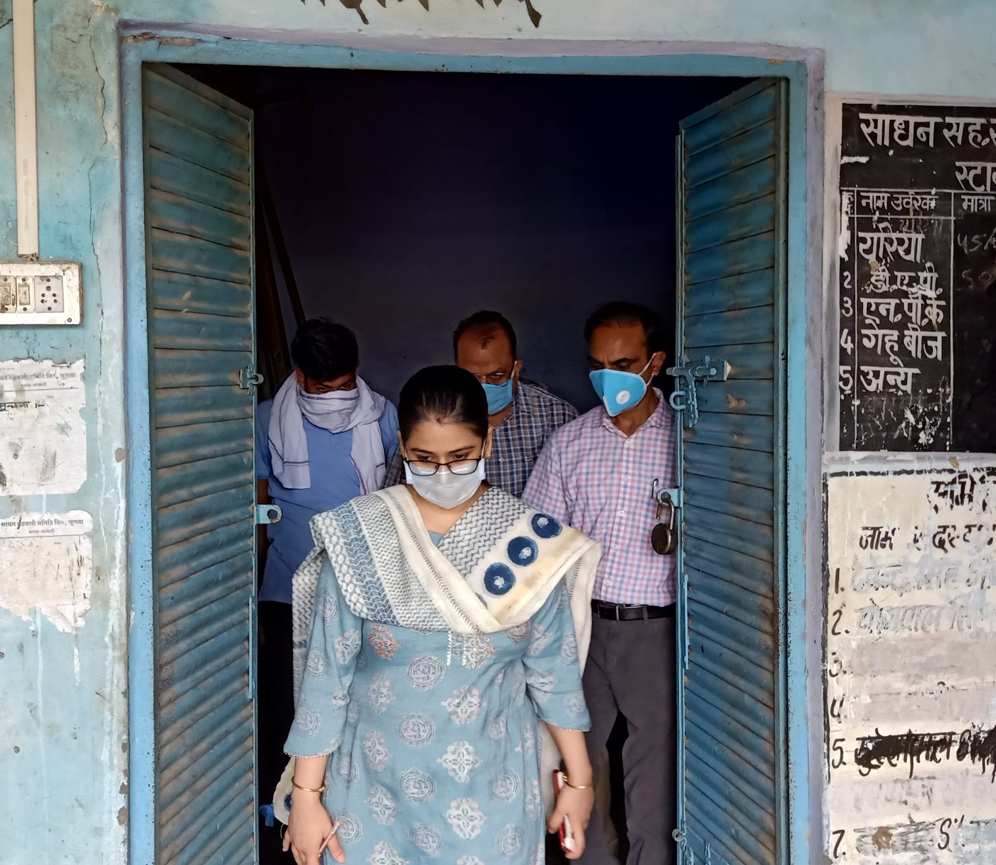 बाबरी क्षेत्र के गांव चुनसा साधन सहकारी समिति  का निरीक्षण करती डीएम