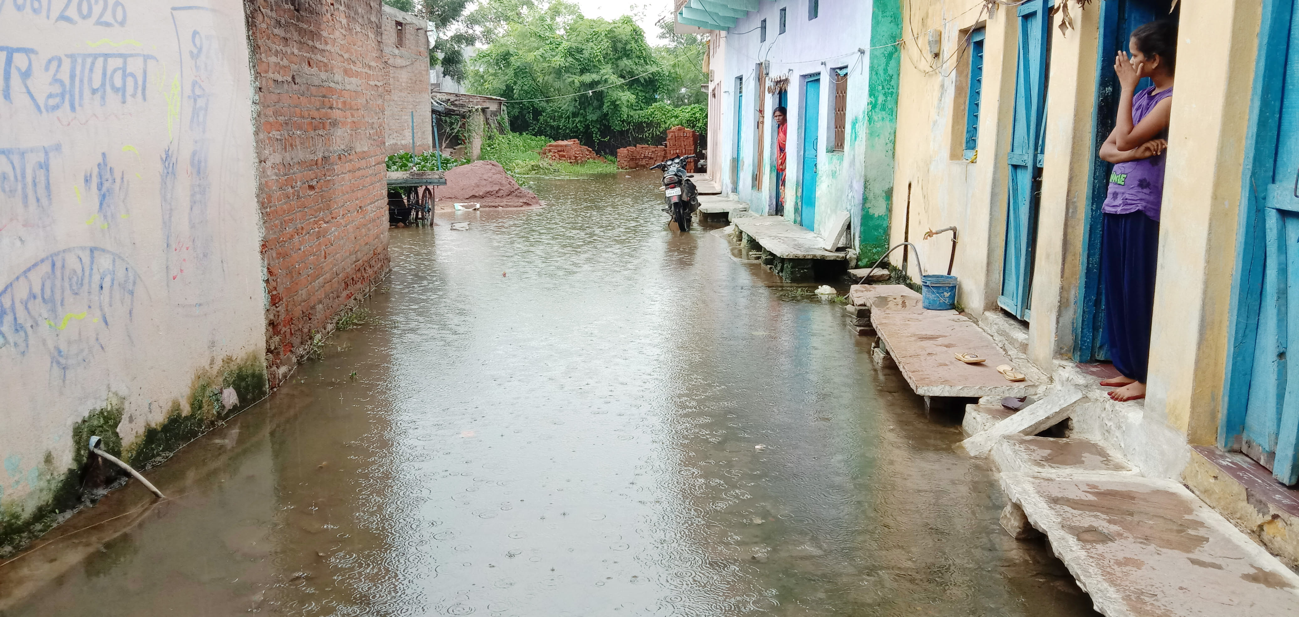 रावतयाना के कर्माबाई नगर की गलियों में भरा पानी