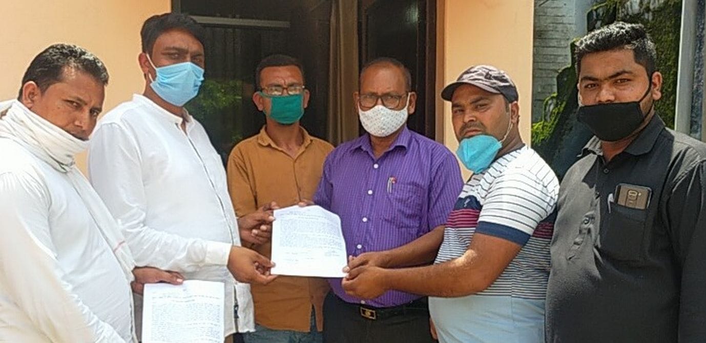 जसपुर में बीईओ को ज्ञापन देते युवा कांग्रेसी।