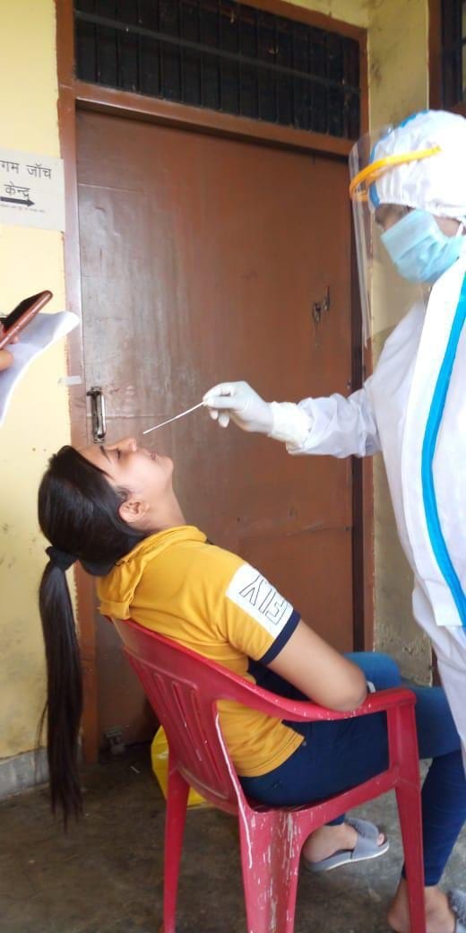 बेलखरनाथ सीएचसी में कोरोना जांच के लिए सेम्पल लेता स्वास्थ्यकर्मी।