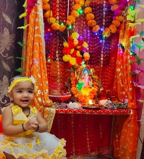 शामली के दयानंद नगर में अपने घर में स्थापित गणेश प्रतिमा के साथ कृष्टि बिंदल पुत्री आकाश बिंदल। शामली के दयानंद नगर में अपने घर में स्थापित गणेश प्रतिमा के साथ कृष्टि बिंदल पुत्री आकाश बिंदल।