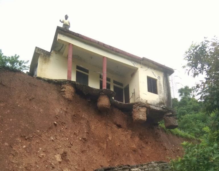 धारचूला के नौ गांव तोक में खतरे की जद में आए मकान। धारचूला के नौ गांव तोक में खतरे की जद में आए मकान।