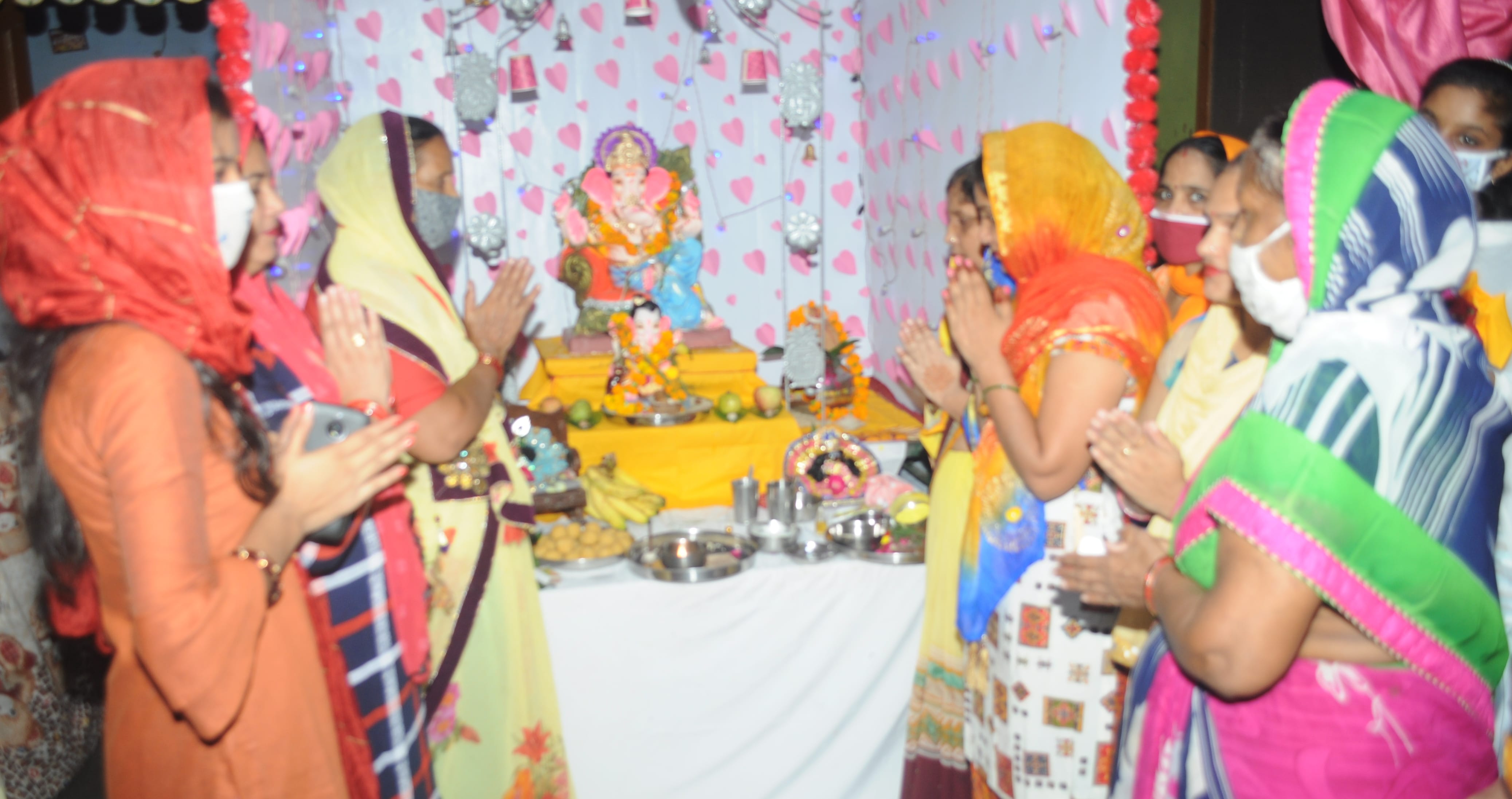 शामली बुढाना रोड पर घर में गणेश जी माहाराज का पुजन करती महिलाएं शामली बुढाना रोड पर घर में गणेश जी माहाराज का पुजन करती महिलाएं