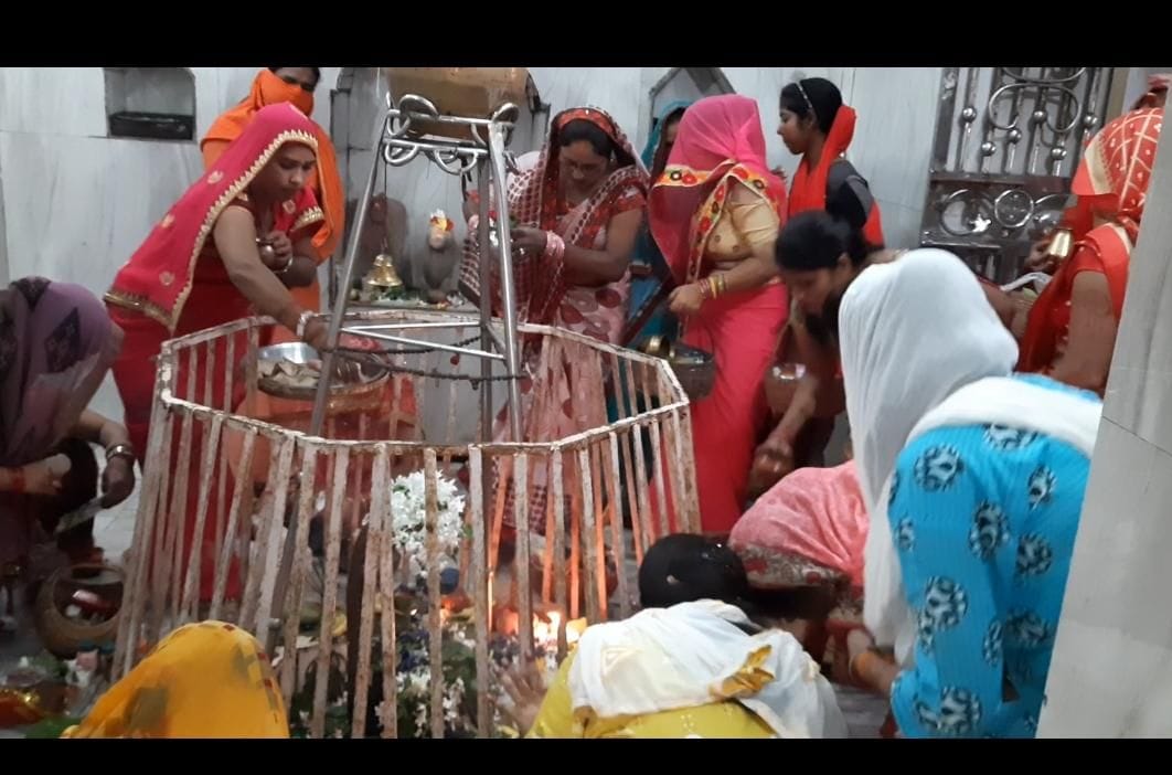 हरितालिका तीज पर बाबा बेलखरनाथ धाम में जलाभिषेक करती सुहागिनें। हरितालिका तीज पर बाबा बेलखरनाथ धाम में जलाभिषेक करती सुहागिनें।