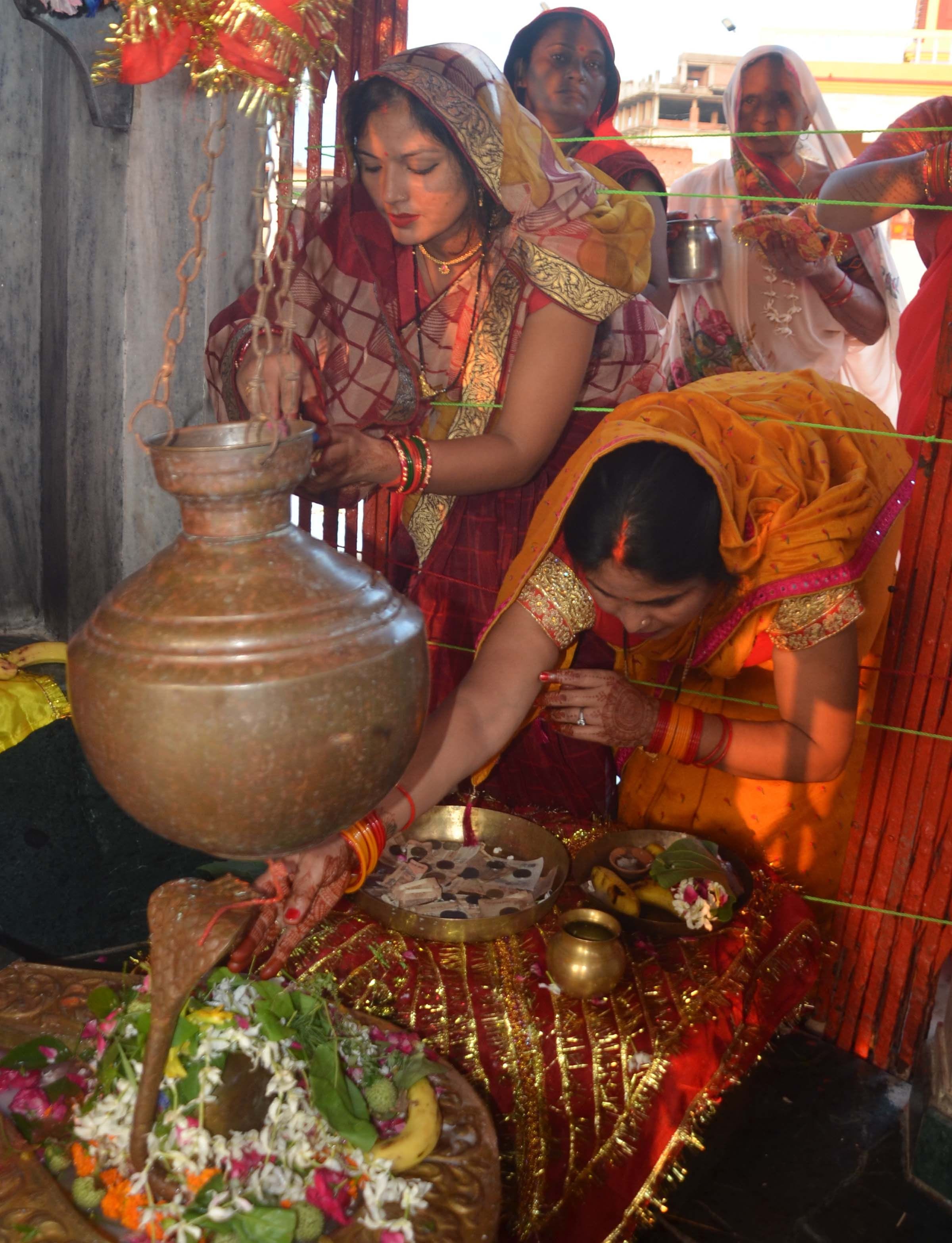 हरितालिका तीज पर बेल्हा देवी धाम शिव मंदिर में पूजा करती सुहागिन महिलाएं। हरितालिका तीज पर बेल्हा देवी धाम शिव मंदिर में पूजा करती सुहागिन महिलाएं।