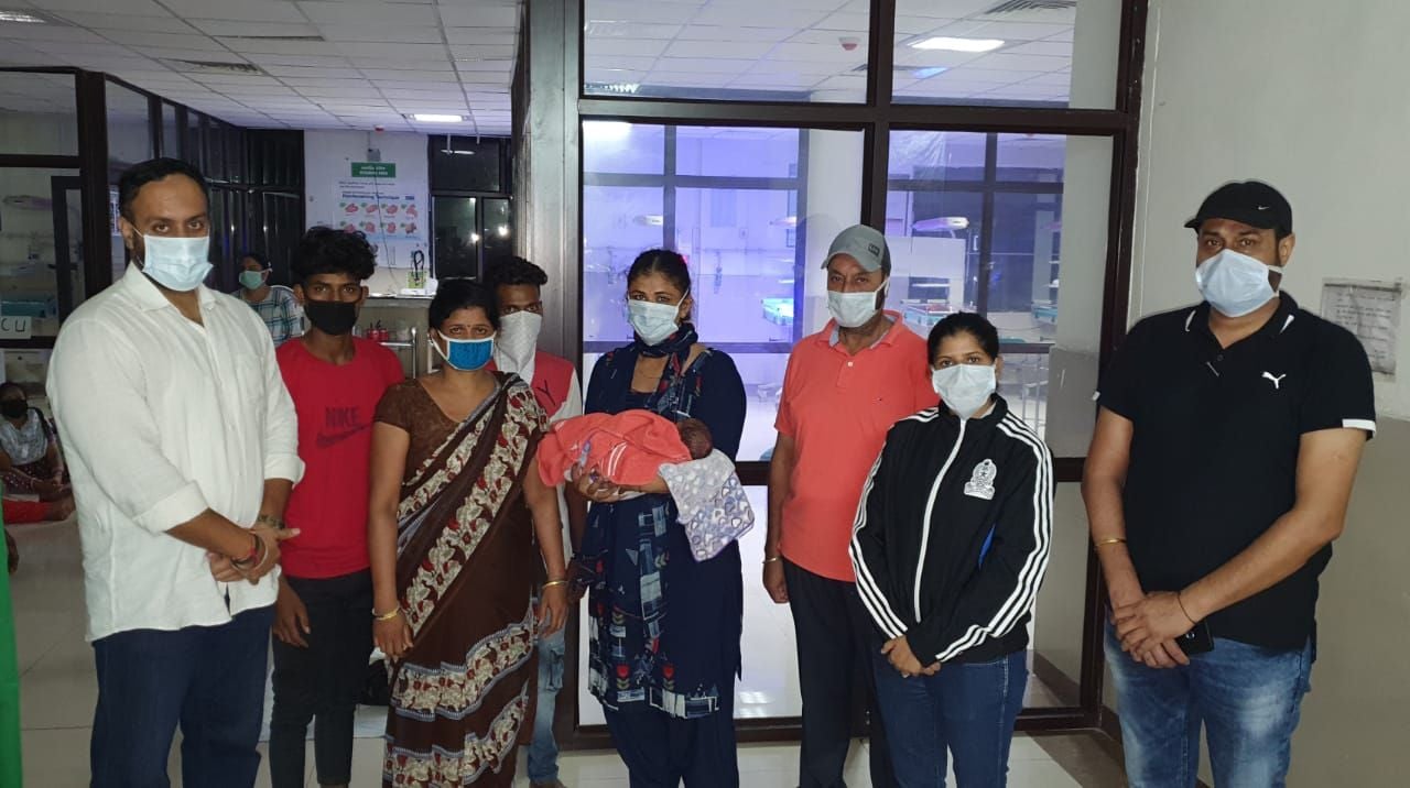 जालंधर में चोरी हुए बच्चे को बरामद कर परिजनों को सौंपते पुलिस अधिकारी। जालंधर में चोरी हुए बच्चे को बरामद कर परिजनों को सौंपते पुलिस अधिकारी।