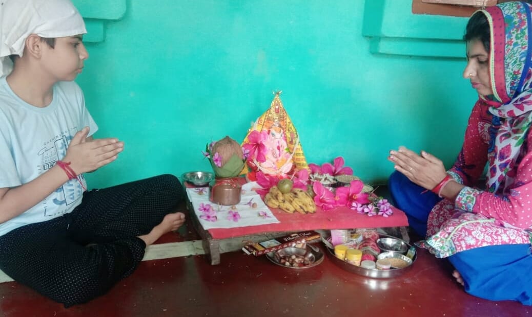 ामली के गांव लिसाढ़ में अपने पुत्र शिवा मलिक के साथ गणपति जी की पूजा करतीं रेनू देवी। ामली के गांव लिसाढ़ में अपने पुत्र शिवा मलिक के साथ गणपति जी की पूजा करतीं रेनू देवी।