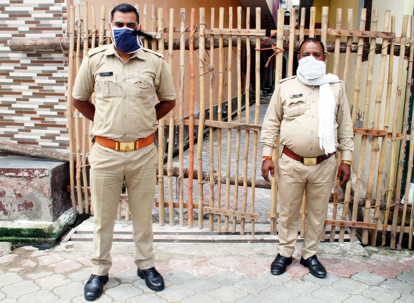 शामली रेलपार स्थित हॉटस्पॉट सैन्टर पर तैनात पुलिसकर्मी शामली रेलपार स्थित हॉटस्पॉट सैन्टर पर तैनात पुलिसकर्मी